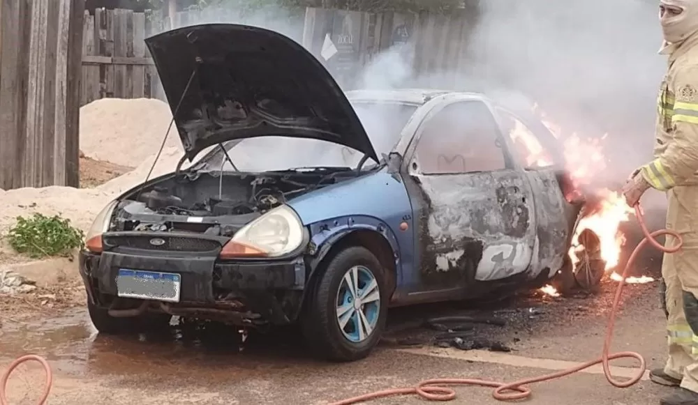 Carro pega fogo em área urbana na T-23 e mãe salva filhos antes de explosão!