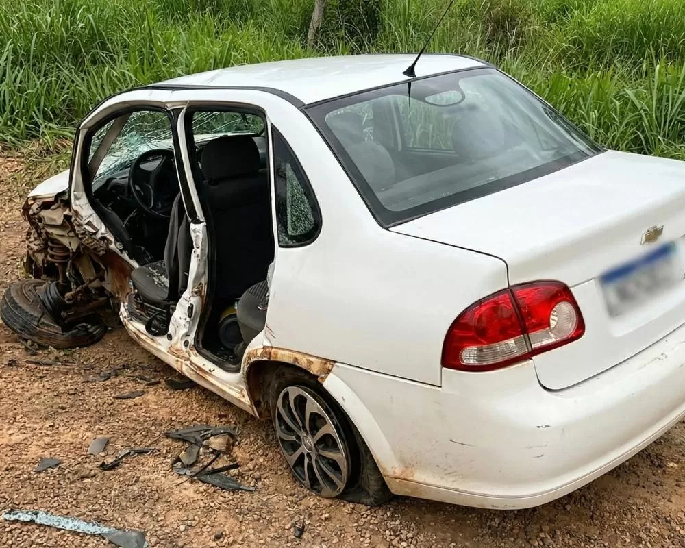 Colisão violenta na BR-364 deixa casal preso às ferragens após carro atingir violentamente contra traseira de uma carreta