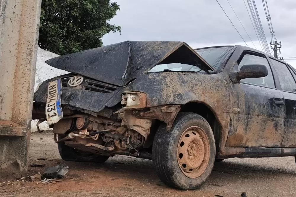 Vídeo: Gol invade contramão na L-94, atinge Ônix e colide violentamente com poste em Ji-Paraná — Sinais de Embriaguez