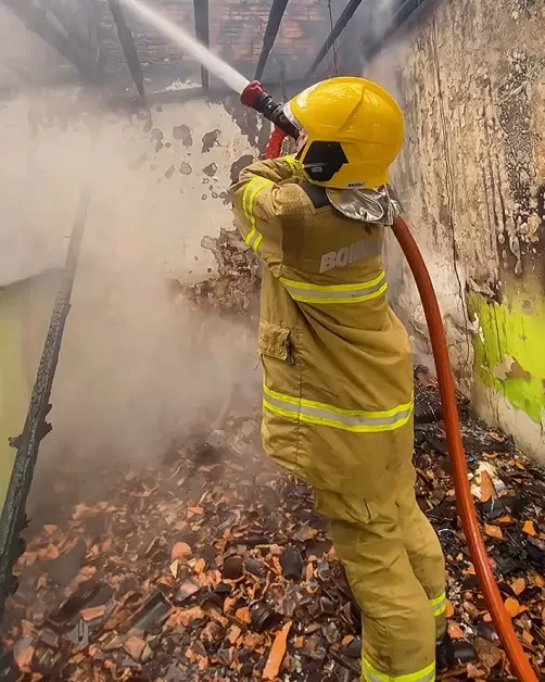 Vídeo: Incêndio após briga conjugal destrói casa e mobiliza Bombeiros e PM em Ji-Paraná; tensão familiar antecedeu as chamas