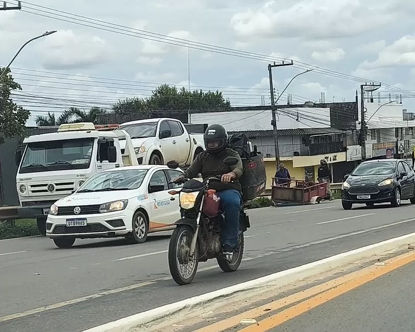 Vídeo: Eixo de carretinha é arrancado de camionete na BR-364 em Ji-Paraná logo após a ponte do Rio Machado 