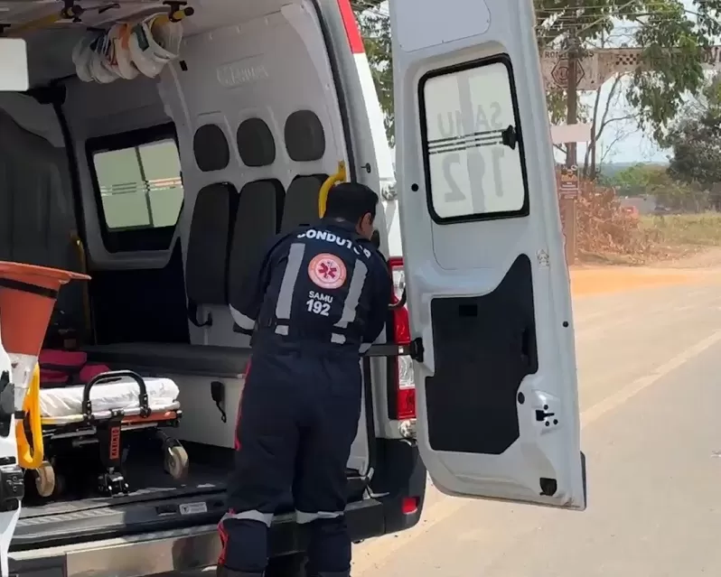 Manobra inesperada com carretinha causa colisão entre motos e deixa mulher ferida na Transcontinental
