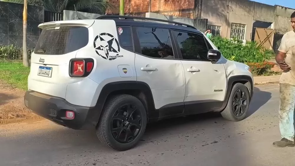 Batida violenta com Jeep Renegade em cruzamento na Rua Xapuri deixa motociclista acaba com suspeita de fratura em Ji-Paraná