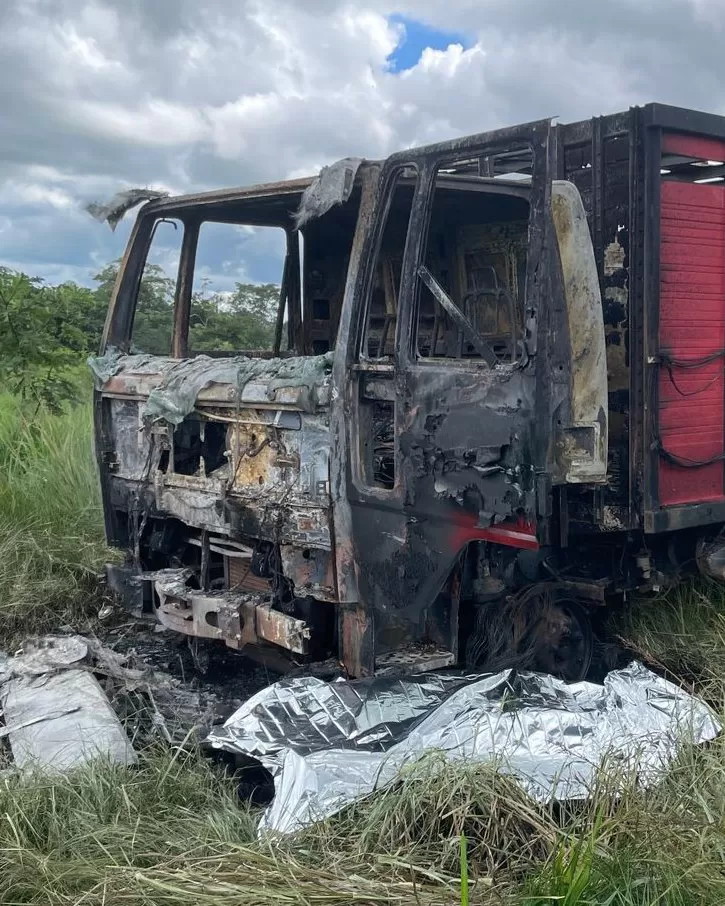 Tragédia na Zona Rural: Motorista de caminhão boiadeiro morre após descarga elétrica e incêndio na Linha Santa Rita em Ji-Paraná