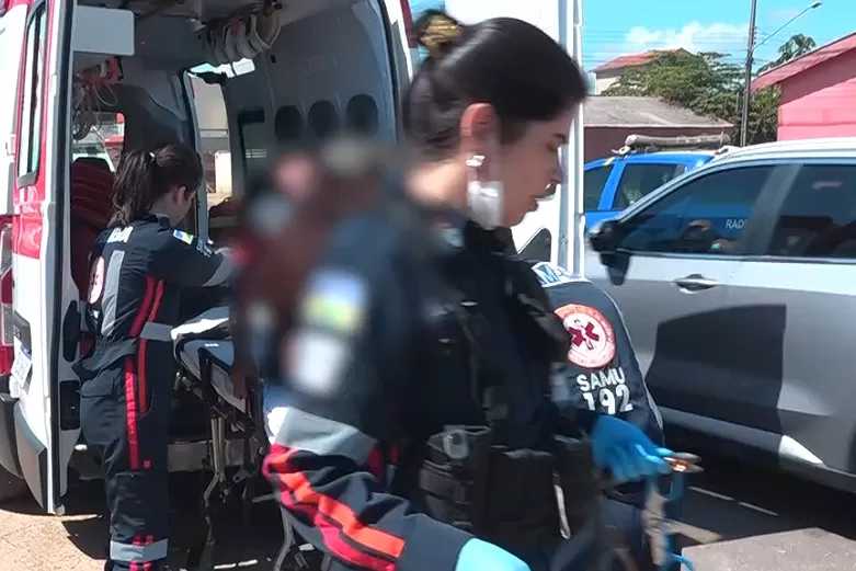 Ultrapassagem perigosa provoca queda e deixa ciclista ferida na T-23, em frente ao supermercado EPA em Ji-Paraná