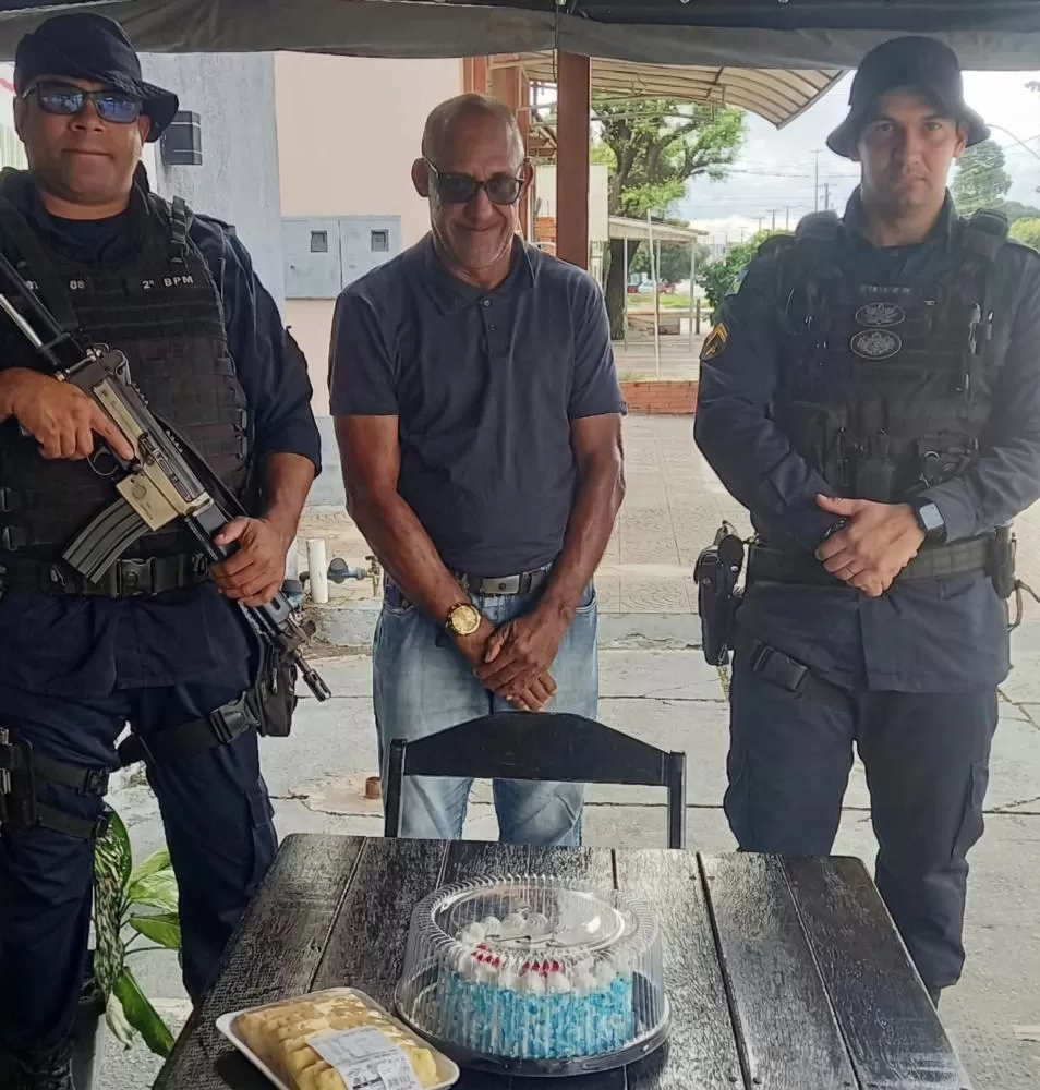 Sonho realizado em Ji-Paraná: Helcione completa 50 anos e se emociona com visita surpresa da Polícia Militar