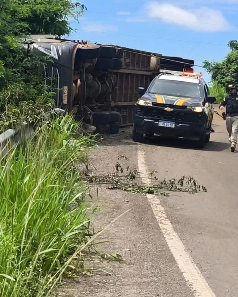 Caminhão sai da pista e tomba na BR-429, próximo a Presidente Médici — Trecho parcialmente comprometido