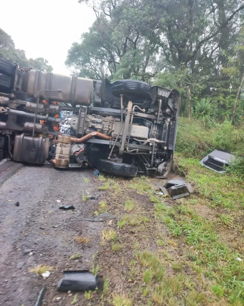 Vídeo revela desespero de marido após acidente fatal com carreta na BR-435 em Rondônia — Mulher morreu atingida por carreta baú que tombou
