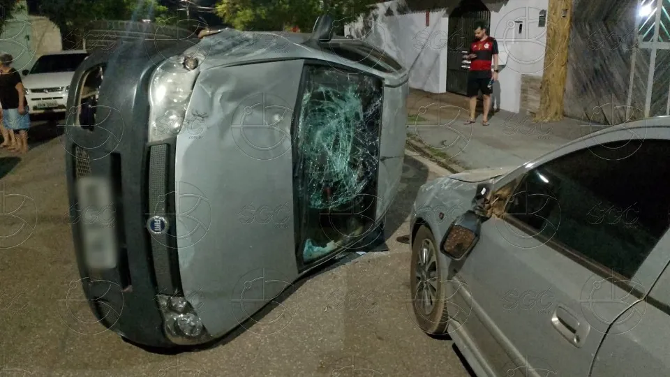 Idoso Capota Carro em Acidente Violento Após Atingir Veículos Estacionados 
