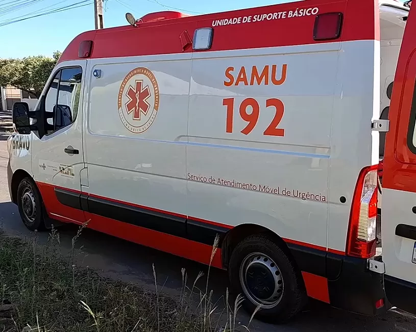 Caminhão atinge motociclista em cruzamento e causa fratura exposta na R. 6 de Maio com a R. 1º de Maio em Ji-Paraná