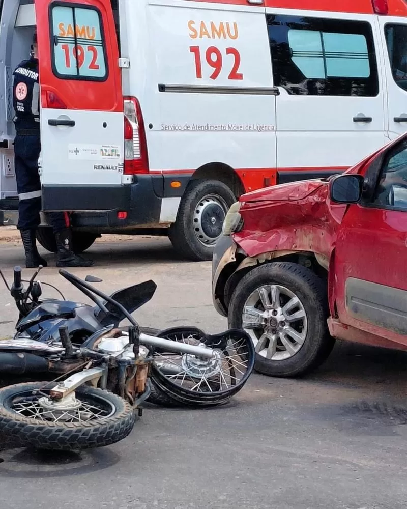 Colisão violenta em cruzamento na R. Antônio Lázaro deixa motociclista com fratura grave e mobiliza equipes do SAMU em Ji-Paraná