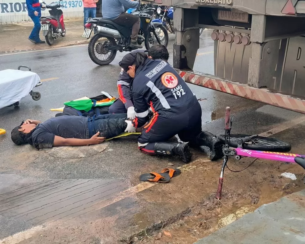 Acidente no cruzamento da T-10 com K-5 mobiliza o SAMU e deixa adolescente com diversos ferimentos após colidir na traseira carreta