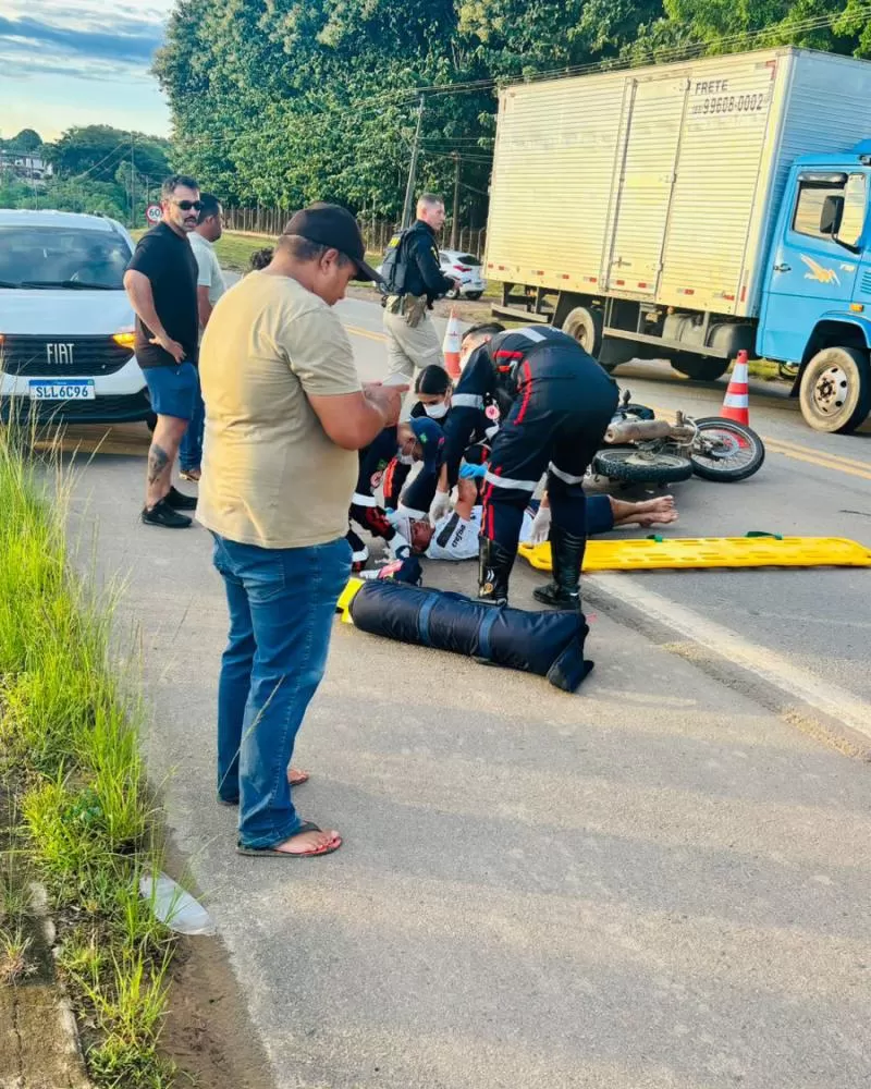 Motociclista com filho na garupa colide violentamente na traseira de HB20 no km 05 da BR-364, em frente à Energisa em Ji-Paraná