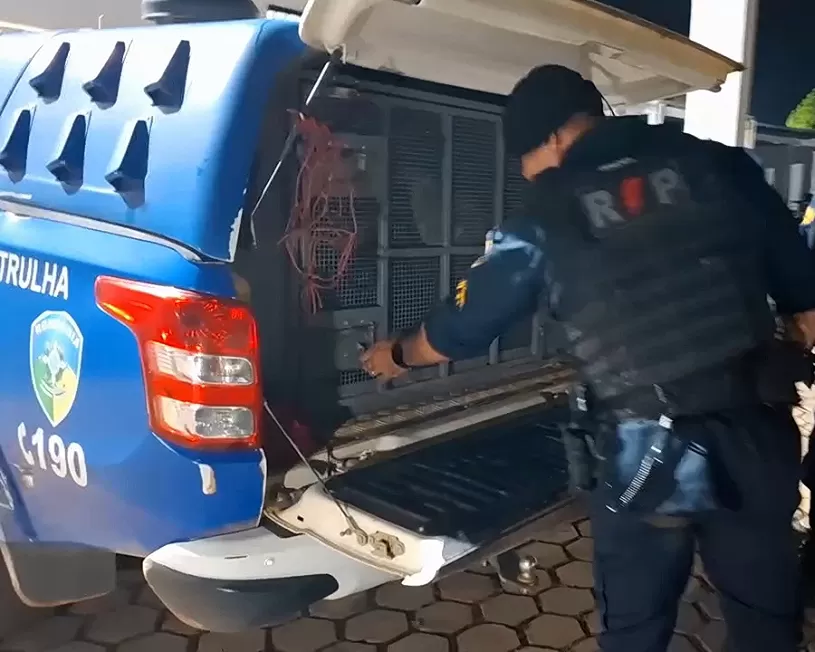 Três criminosos rendem clientes e levam dinheiro e pertences durante assalto à mão armada a lanchonete na RO-135 em Ji-Paraná