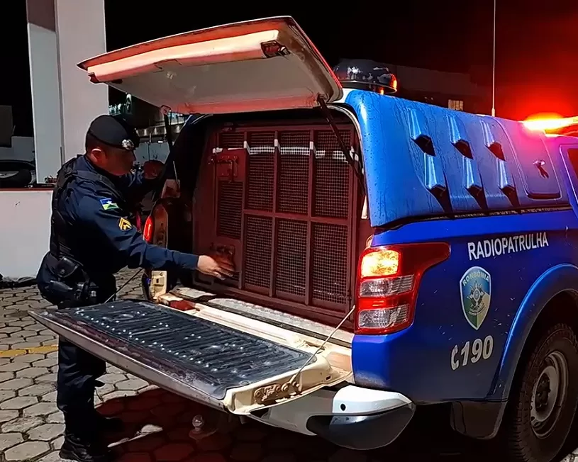 Violência em casa de festas termina com prisão em flagrante após homem espancar mulher, ameaça matar moradores e bebê de 5 meses