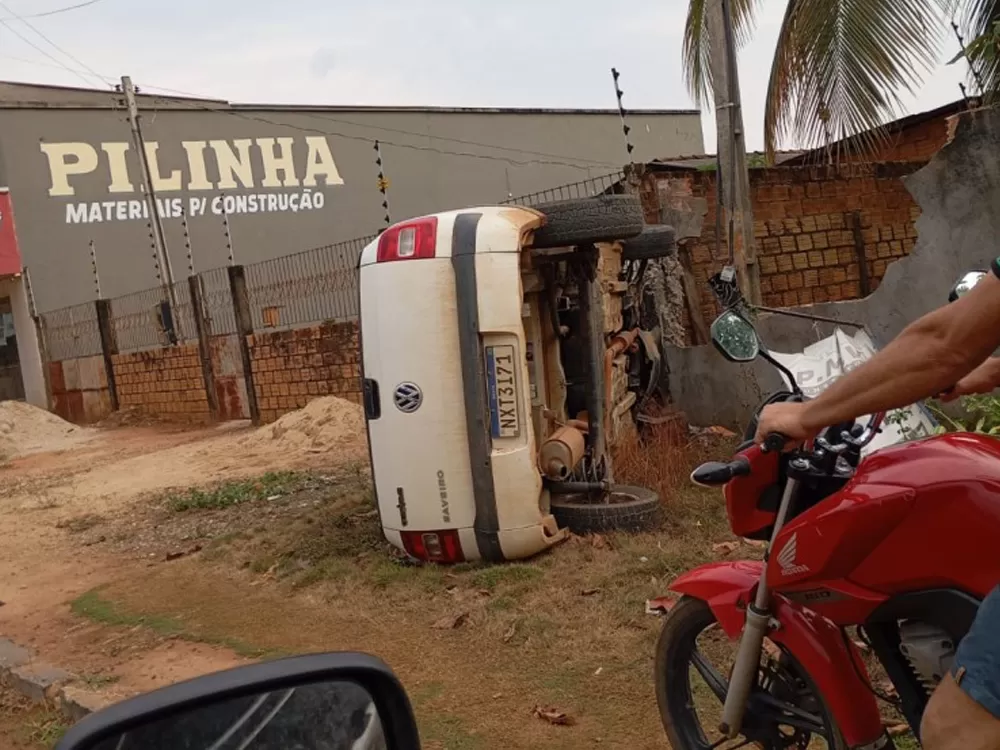 Adolescente de 17 Anos Capota Saveiro e Colide com Muro Depois Foge do Local
