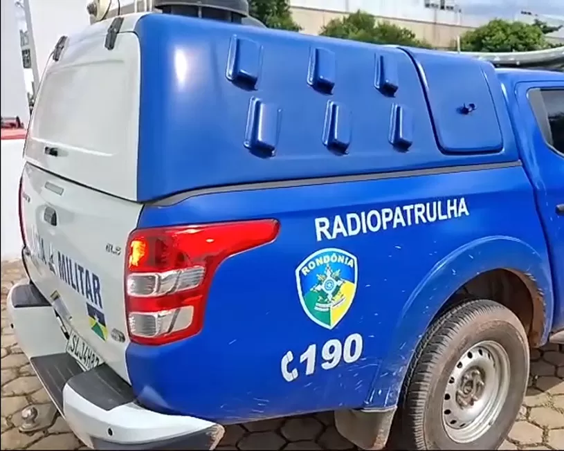 Padrasto ataca a própria enteada com um cabo de enxada durante uma discussão em frente à residência da família