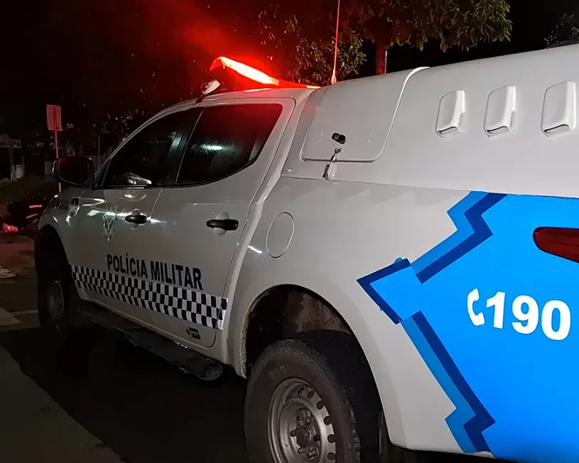 Condutor de Chevrolet Celta perde controle, derruba poste e deixa rua às escuras em Ji-Paraná no bairro Colina Park