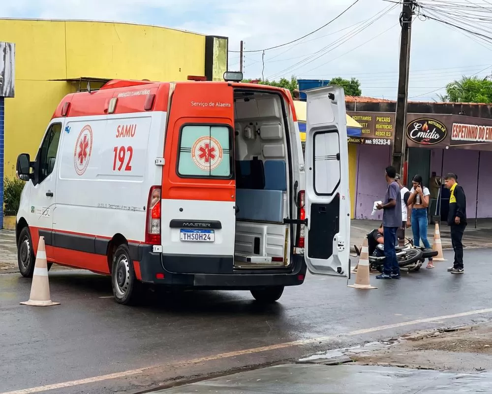 Colisão entre carro e moto na T-14 no bairro Cafezinho arremessa motociclista ao solo deixando a vítima em estado grave