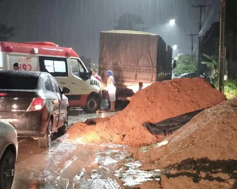 Acidente grave em para-choque de carreta no Bosque dos Ipês mobiliza SAMU durante noite chuvosa em Ji-Paraná