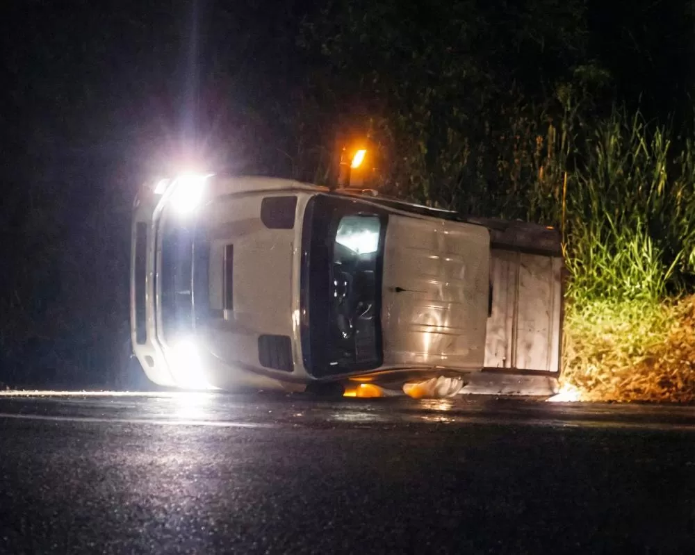 Caminhonete RAM capota com quatro ocupantes após aquaplanagem no km 355 da BR-364 entre Ji-Paraná e Ouro Preto do Oeste