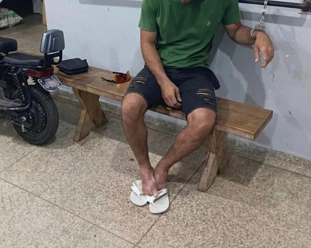 “Influenciabobo” Pilota Moto Elétrica Dentro de Pizzaria, Deixa Filha de 4 Anos e Acaba Preso pela 4ª Vez em Ji-Paraná