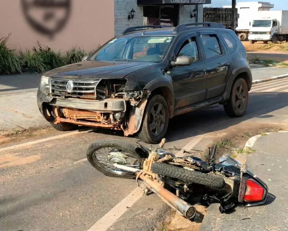 Motociclista sofre fratura exposta após colisão entre Honda Fan e Renault Duster na Aracaju com T-14 em Ji-Paraná 