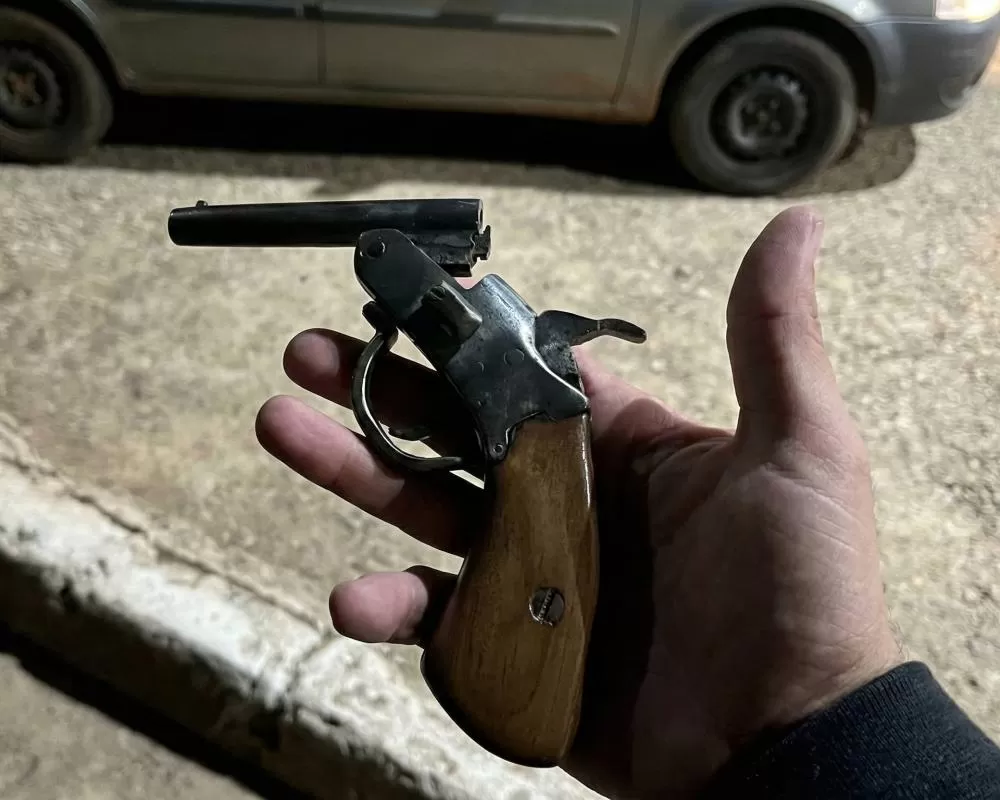 Polícia apreende revólver calibre .22 escondido em carro durante abordagem em bar no Novo Horizonte em Ji-Paraná