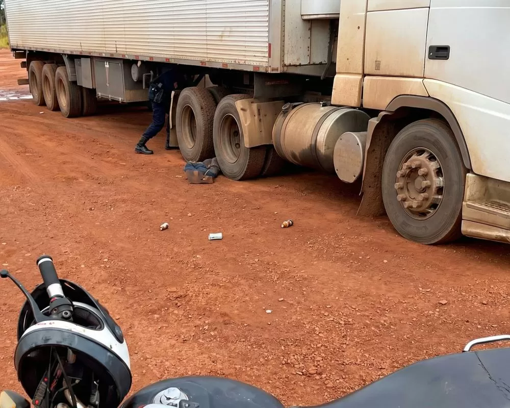 Homem é encontrado morto sob carreta em pátio de posto em Rondônia — Condutor visualizou as pernas de uma pessoa sob o veículo
