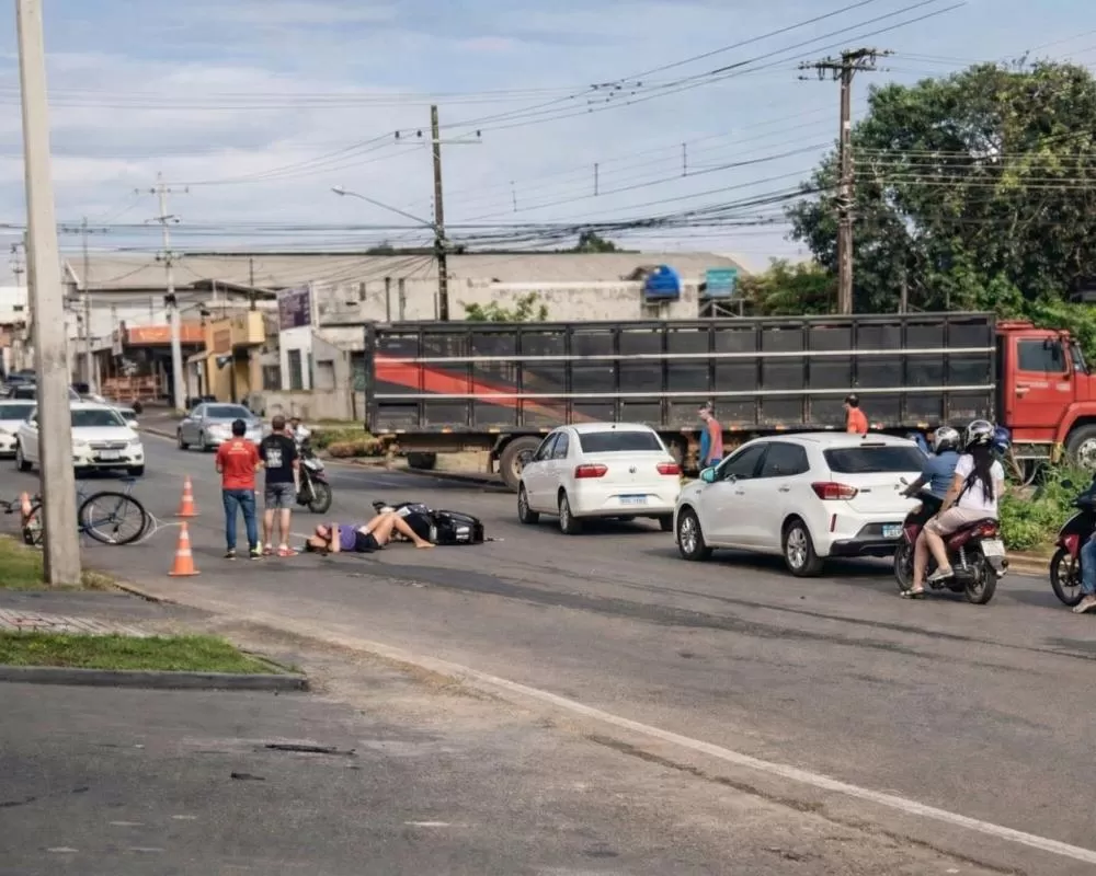 Acidente entre Honda Biz e Fiat Toro na T-25 com Avenida Brasil, em Ji-Paraná é registrado em cruzamento perigoso