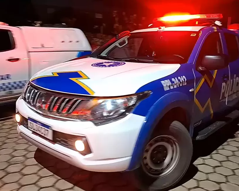 Homem identificado como Gilmar, surta revoltado e causa constrangimento em frente à casa da ex em Ji-Paraná