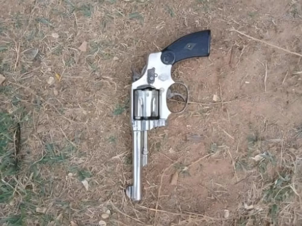 Homem joga arma no chão e foge da abordagem da PM