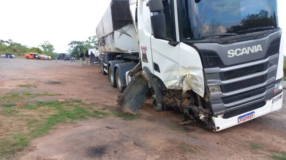 Vídeo Urgente: Pneu de S10 estoura, camionete desgoverna e bate de frente com carreta na BR 364 