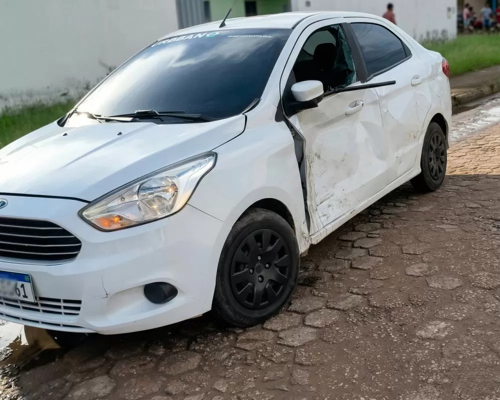 Condutor de Ford Ka avança preferencial e atinge violentamente casal de moto na T-13 em Ji-Paraná