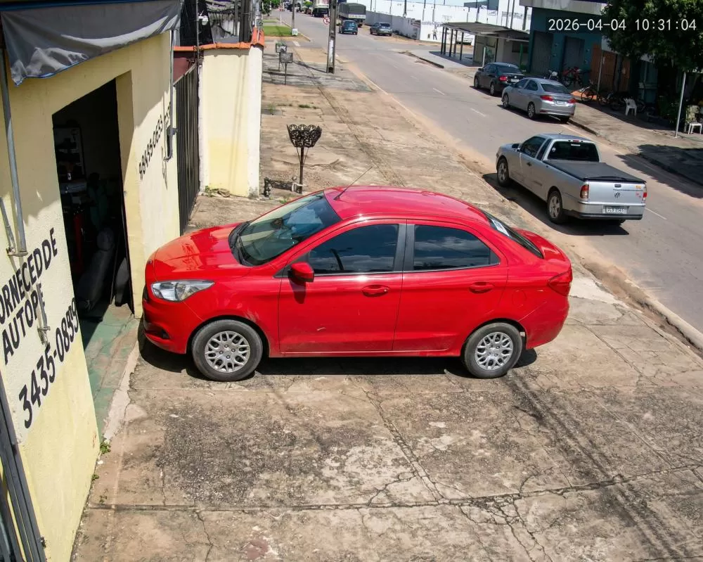 Vídeo mostra moto avançando PARE e provocando colisão com carro em Ji‑Paraná — Motorista sem habilitação é descoberto