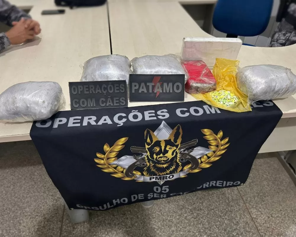 Ji-Paraná: Mulher acaba presa com 4 kg de maconha, 1 kg de cocaína, 1 kg de crack e comprimidos de ecstasy na rodoviária durante operação policial