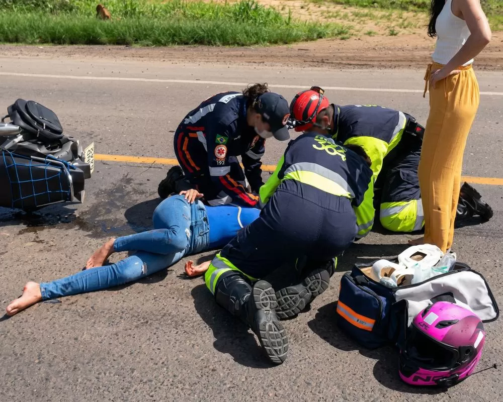 Grave acidente no Anel Viário de Ji-Paraná: motociclista sofre fraturas graves após colisão com carreta