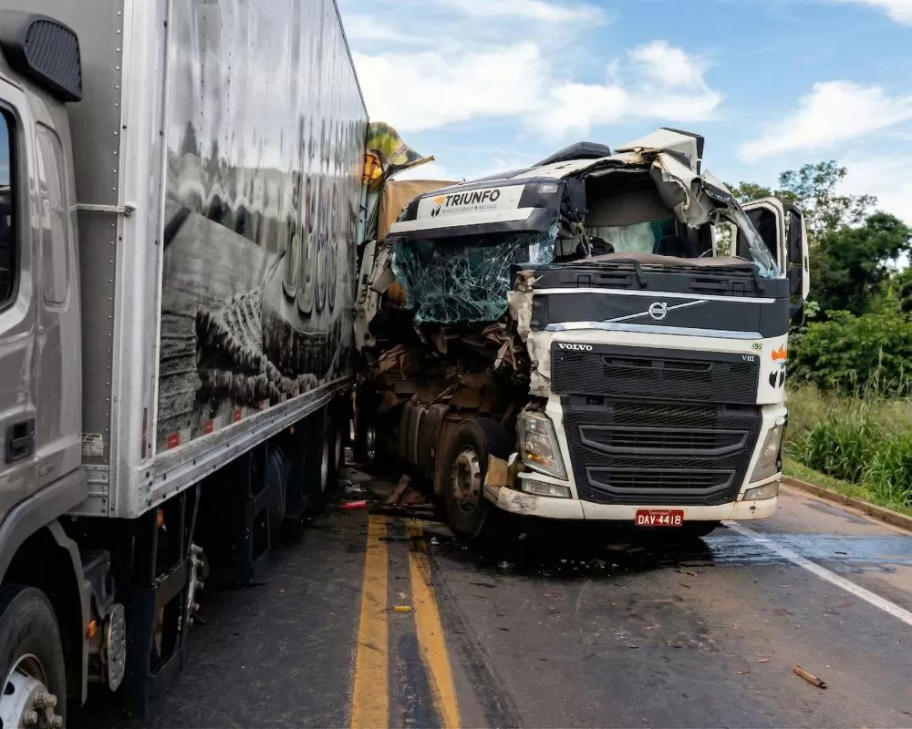 Colisão violenta na BR‑364 envolve carreta e caminhão entre Ouro Preto do Oeste e Ji‑Paraná causa destruição e deixa vítimas