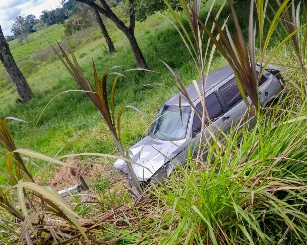 Mistério na RO-135 em Ji-Paraná: Carro completamente destruído é encontrado abandonado às margens da rodovia