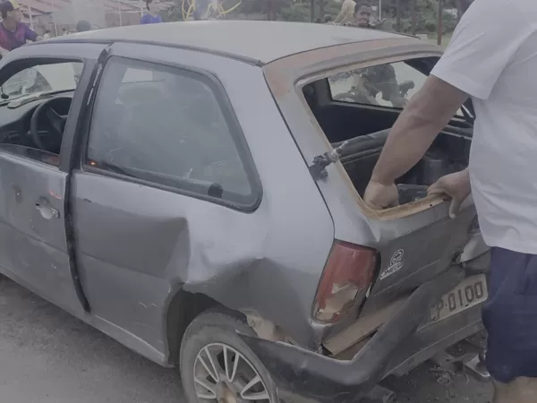Motorista perde o controle e atinge carro estacionado em praça na Av. Drª Elaine Altafin em Ji-Paraná
