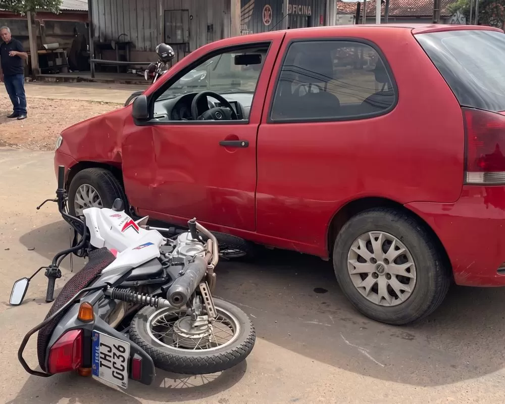 Acidente em Ji-Paraná deixa motociclista ferido após forte colisão no cruzamento da R. Goiânia com a R. T-23