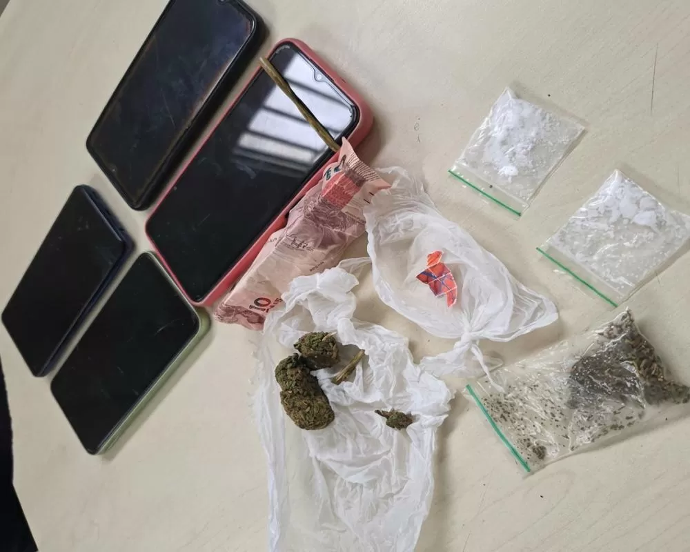 Denúncia anônima leva Polícia Militar a apartamento com drogas e celulares suspeitos em Ji-Paraná