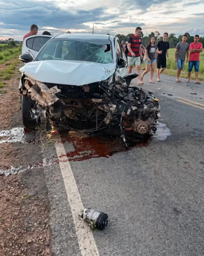 Colisão violenta entre moto e carros provoca uma morte e deixa outras 5 vítimas gravemente feridas na RO-383 