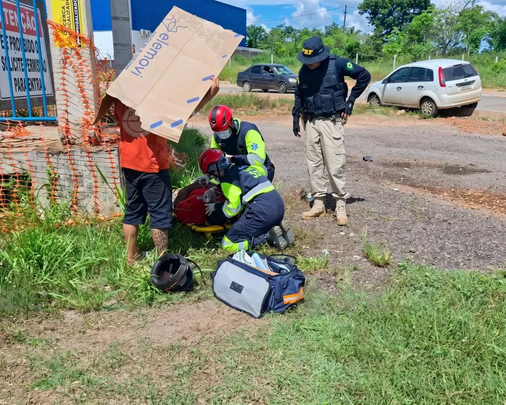 Vídeo: Motociclista acaba em estado gravíssimo após colisão violenta contra passarela na BR-364
