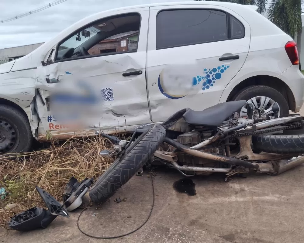 Colisão entre um VW Gol e uma motocicleta Honda CBX 250 deixa motociclista ferido na Av. Brasil em Ji-Paraná