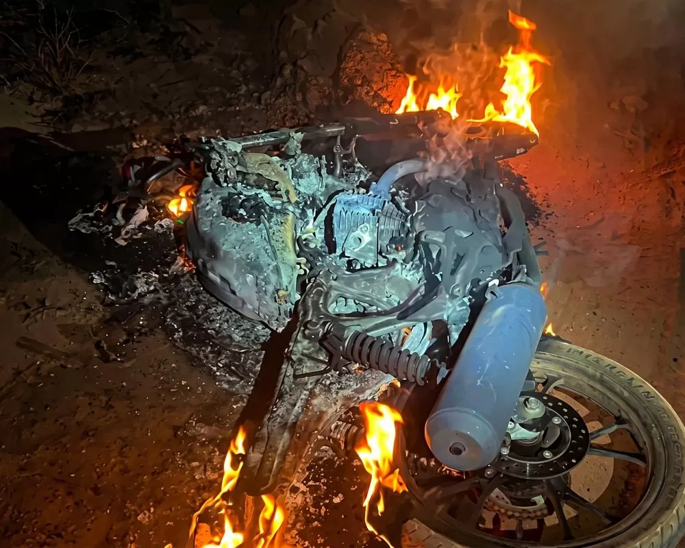 Moto roubada em tentativa de latrocínio é encontrada incendiada na Linha 188, km 2,5 lado sul