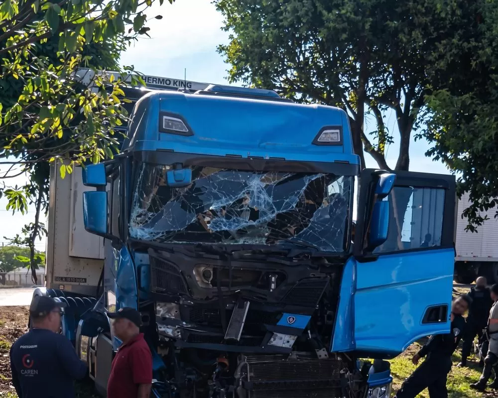 Vídeo: Com casal aparentemente embriagado a bordo, carreta bate, engata outro caminhão e acaba arrastada na BR-364