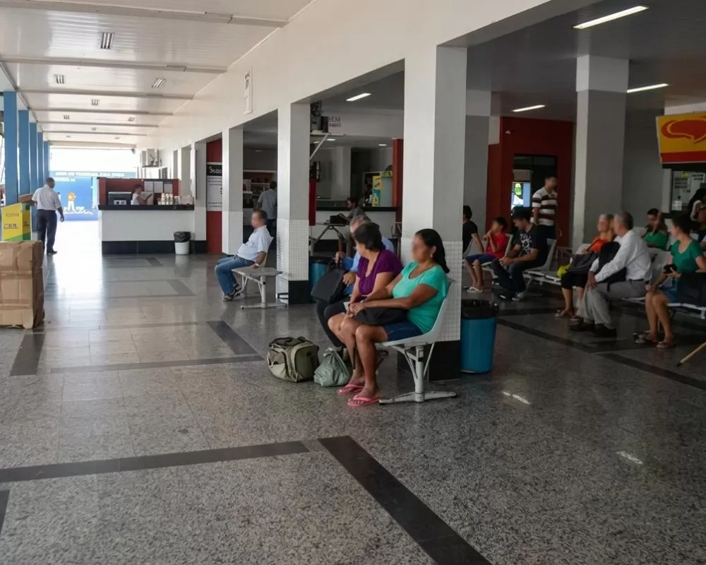 Passageira relata constrangimento após ser surpreendida por funcionário da limpeza em um dos boxes do banheiro feminino na rodoviária de Ji-Paraná 