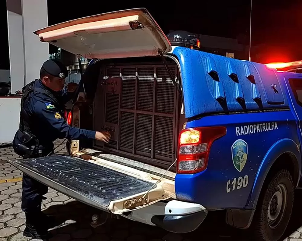 Homem acaba preso após ameaçar mulheres, desacatar policiais e resistir à abordagem em posto de combustíveis de Ji-Paraná