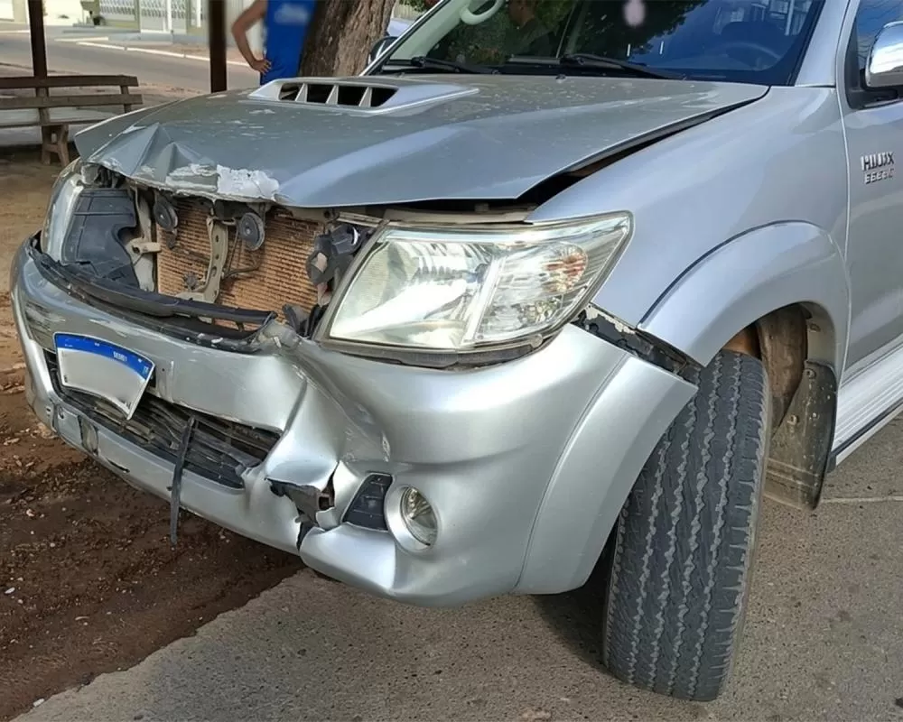Acidente no cruzamento da R. São Luís com a T-14 no bairro Nova Brasília deixou veículos destruídos em Ji-Paraná